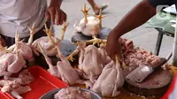Pedagang menata ayam potong yang dijual di Pasar Kebayoran Lama, Jakarta, Rabu (14/4/2021). Memasuki bulan Ramadan, harga daging ayam alami kenaikan dari Rp 39 ribu menjadi Rp 45 ribu per kilogram. (Liputan6.com/Angga Yuniar)