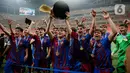 Para pemain Barcelona U-18 melakukan selebrasi usai menjadi juara International Youth Championship (IYC) 2021 di Jakarta International Stadium (JIS), Jakarta, Selasa (19/4/2022). Barcelona U-18 juara IYC 2021 usai menang atas Altetico Madrid U-18. (Liputan6.com/Faizal Fanani)