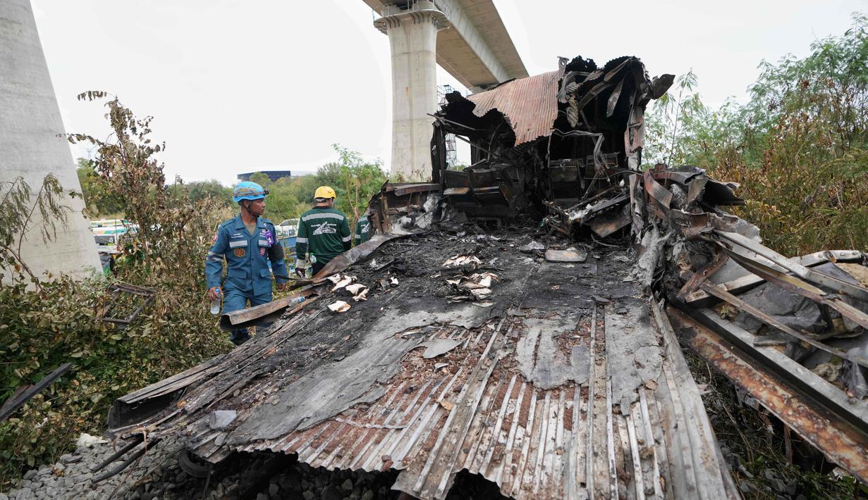 Wakil Perdana Menteri dan Menteri Perhubungan Thailand, Phipat Ratchakitprakarn, telah memerintahkan investigasi menyeluruh dan komprehensif atas penyebab kecelakaan tersebut. Tampak dalam foto, para penyelamat berjalan di tengah reruntuhan setelah sebuah crane atau derek konstruksi jatuh menimpa kereta penumpang di provinsi Nakhon Ratchasima, Thailand, Rabu 14 Januari 2026. (AP Photo/Sakchai Lalit)