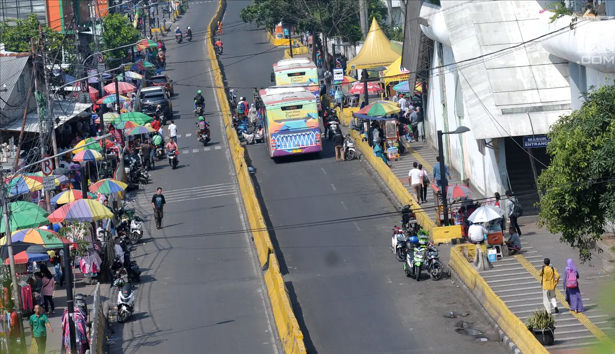 Suasana Jalan Jatibaru di kawasan Tanah Abang, Jakarta, Selasa (19/6). Hingga H+4 Lebaran 2018 belum terlihat aktivitas pedagang kaki lima yang biasa berjualan di salah satu ruas jalan Jatibaru. (Liputan6.com/Helmi Fithriansyah)