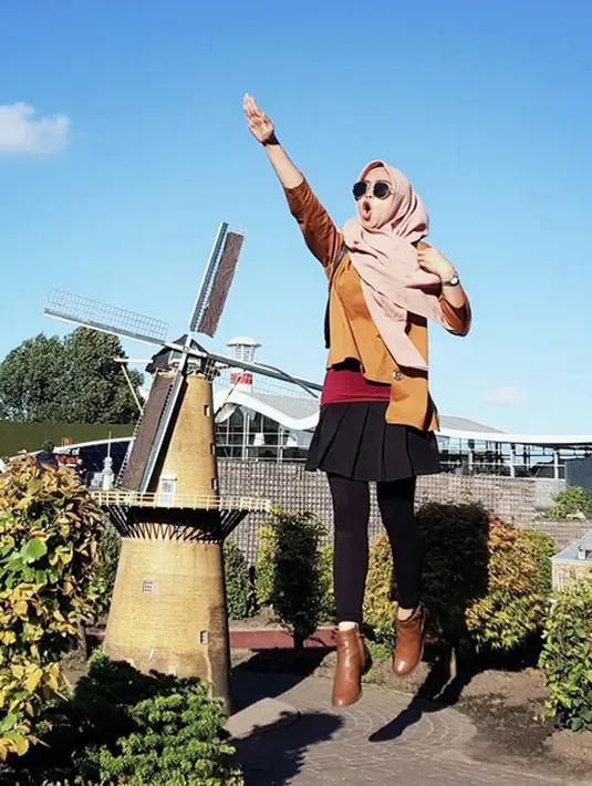 Ria Ricis lebih dulu dikenal sebagai selebgram. Dalam youtube, ia juga memiliki ribuan penggemar. Beberapa kali adik Oki Setiana Dewi itu menjadi bintang tamu dan menjadi presenter teve. Kini, ia mulai melebarkan kariernya. (Instagram/riaricis1795)