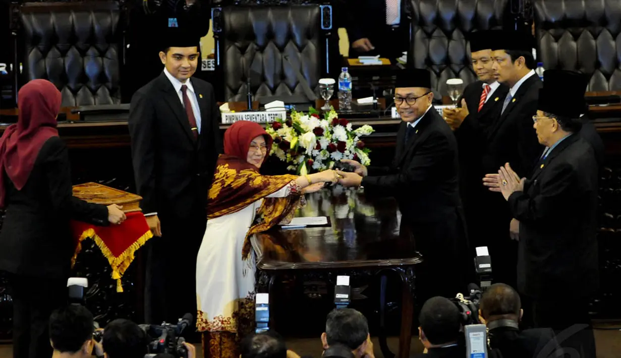 Pimpinan Sementara MPR menyerahkan palu sidang dan memori pimpinan kepada Ketua MPR baru di Gedung Nusantara I, Jakarta, (8/10/14). (Liputan6.com/Andrian M Tunay)  