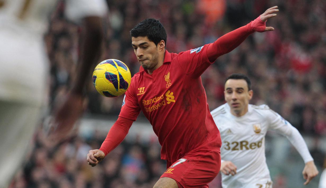 Luis Suarez. Striker asal Uruguay ini didatangkan Liverpool dari Ajax pada tengah musim 2010/2011. Selama 3,5 musim ia tampil dalam 133 laga dengan torehan 82 gol dan 47 assist. Satu gelar Piala Liga diraihnya pada musim 2011/2012. Awal musim 2014/2015 ia hengkang ke Barcelona. (AFP/Lindsey Parnaby)