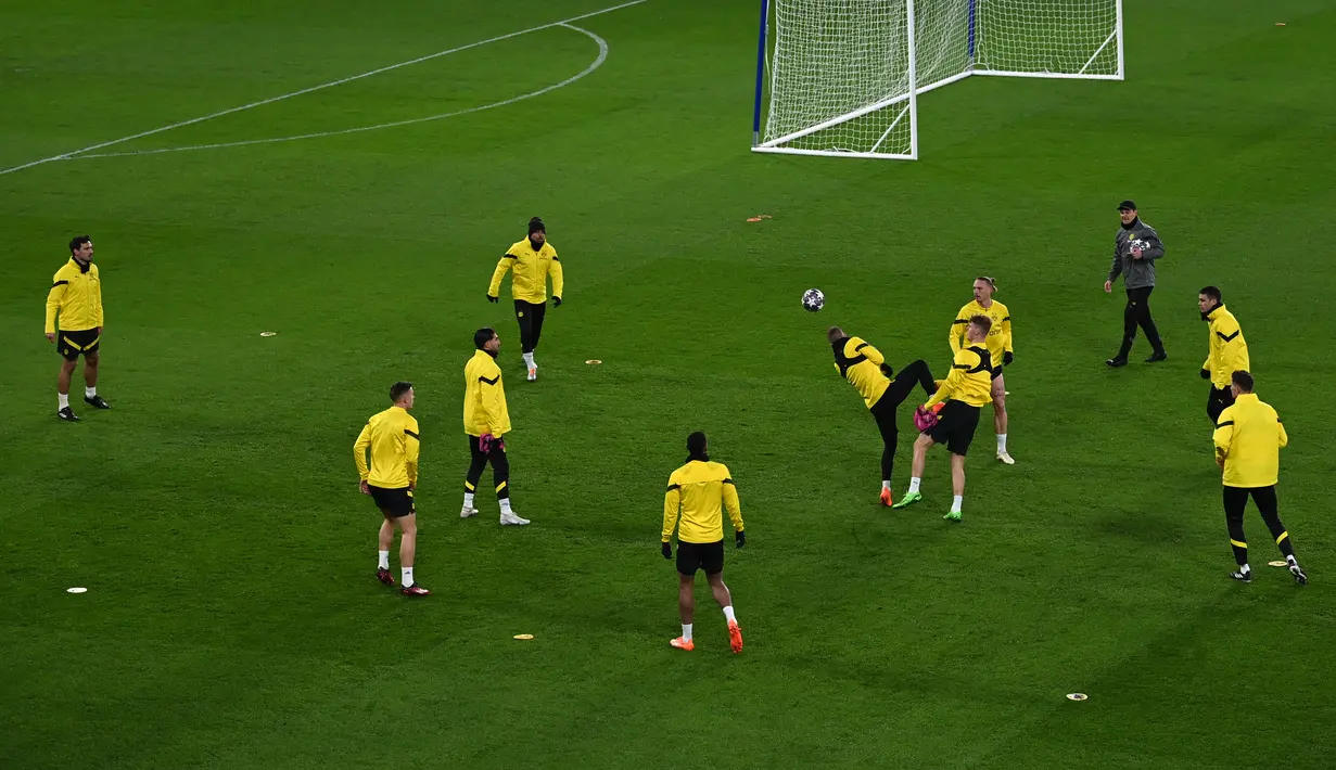 Para pemain Borussia Dortmund saat mengikuti sesi latihan di Stamford Bridge di London (6/3/2023).Borussia Dortmund akan bertanding melawan Chelsea ada leg kedua babak 16 besar Liga Champions di stamford Bridge, Inggris.(AFP/Glyn Kirk)