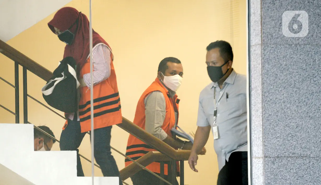 Kepala Bagian Unit Layanan Pengadaan nonaktif, Sanadjihitu Sangadji, Kepala Dinas Pekerjaan Umum, Bina Marga, dan Sumber Daya Air nonaktif, Sunarti Setyaningsih akan menandatangani penyerahan P21 tahap 2 di Gedung KPK, Jakarta, Rabu (6/5/2020). (merdeka.com/Dwi Narwoko)
