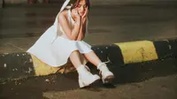 Tampilan vintage Fuji Utami dengan mini dress terlihat lebih edgy berkat high top heel sneakers putih [@fuji_an]