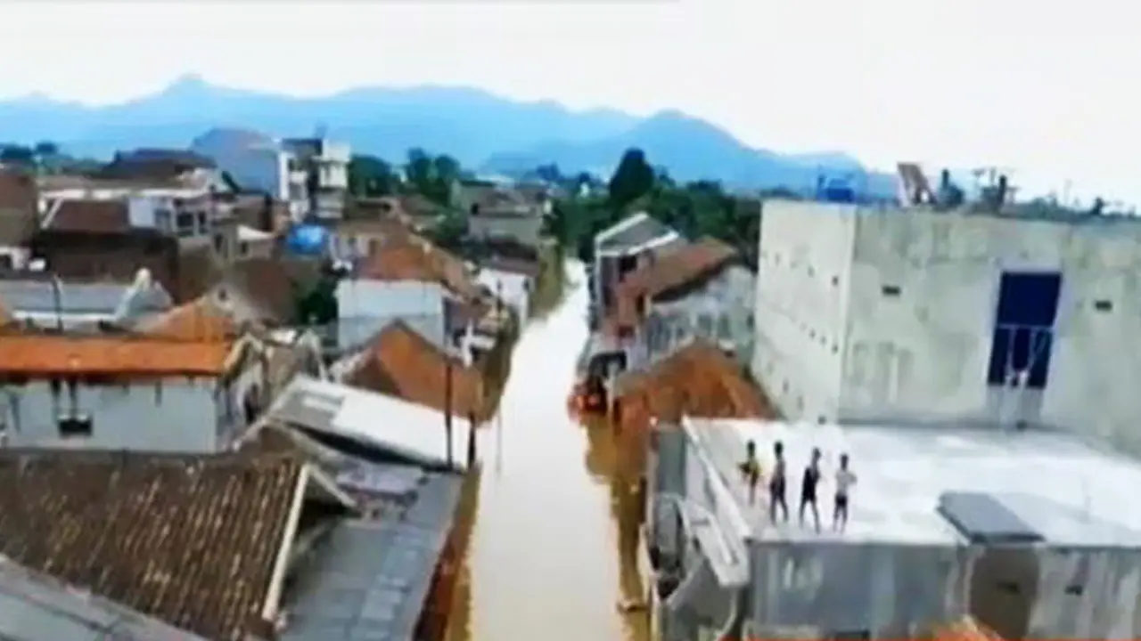 VIDEO: Banjir Berangsur Surut, Warga Bandung Bersihkan Rumah