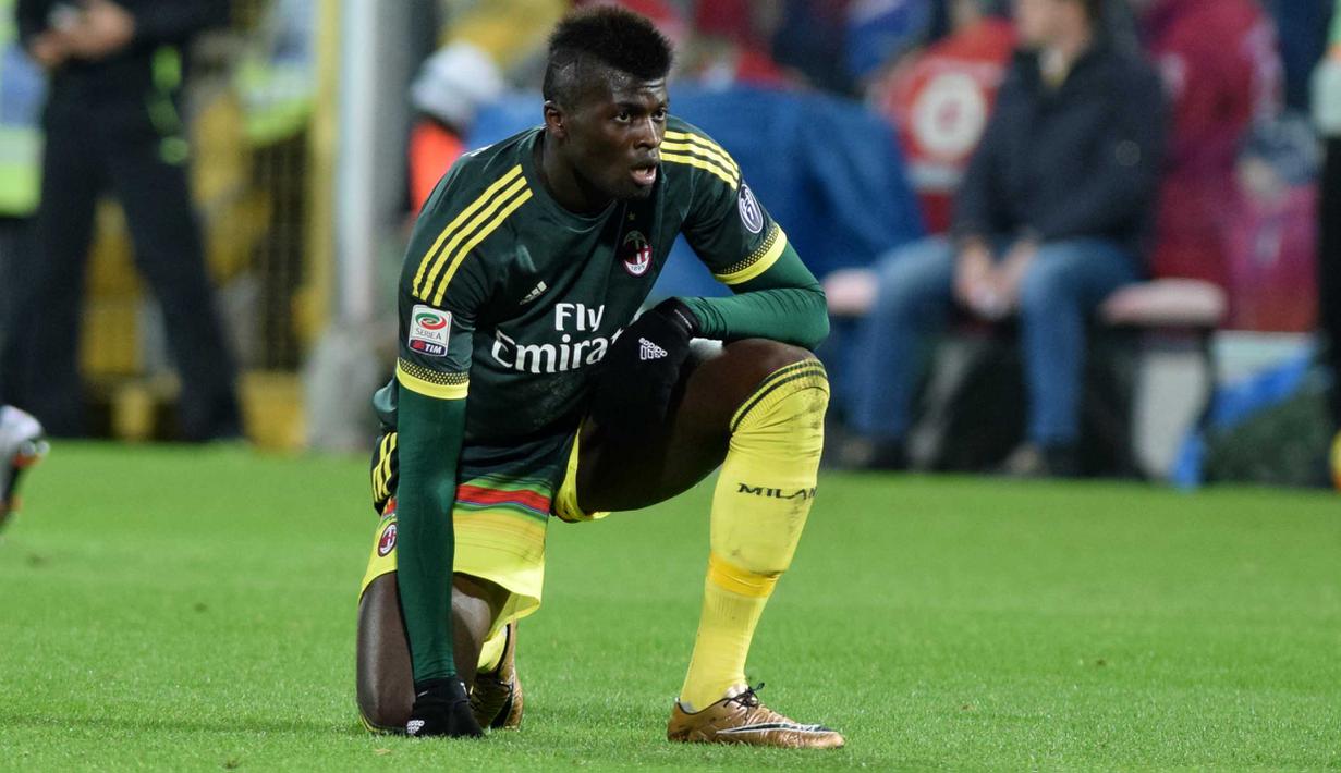 Pemain AC Milan, Mbaye Niang menjadi salah satu pencetak gol bagi AC Milan saat bersua  Palermo pada lanjutan Serie A Liga Italia di Stadion Renzo Barbera, Palermo, Kamis (4/2/2016) dini hari WIB. (AFP/Giovanni Isolino)
