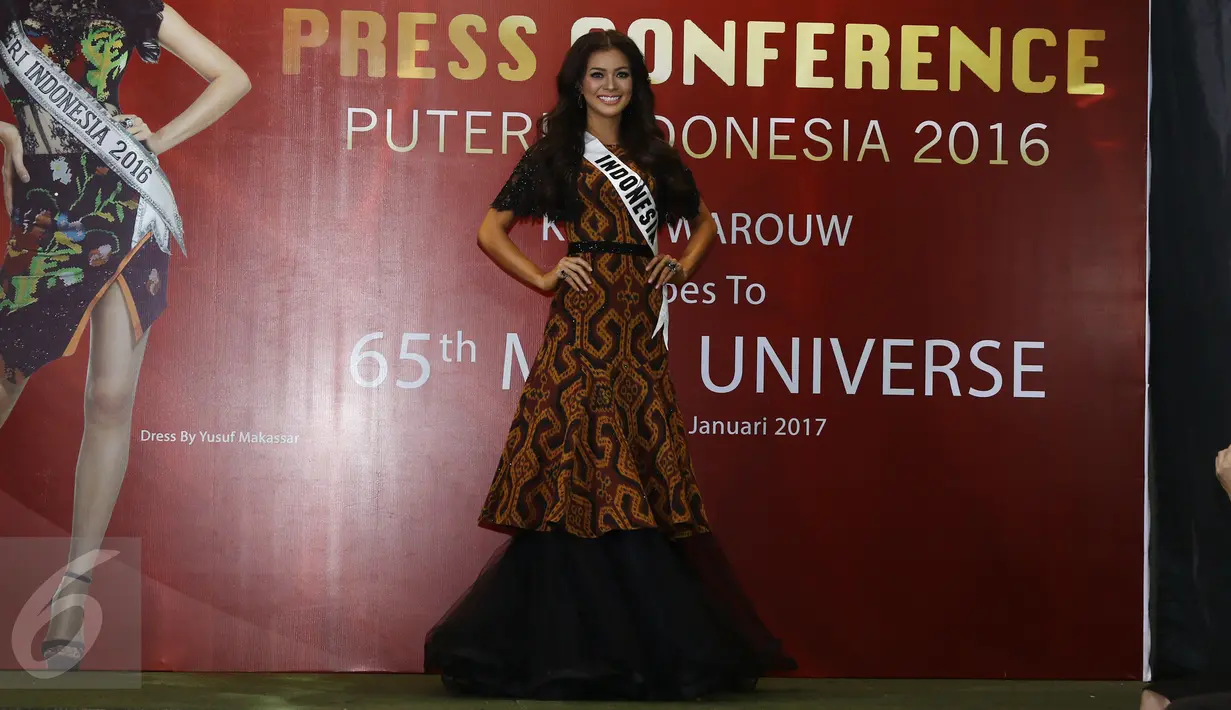 Puteri Indonesia 2016, Kezia Warouw memperkenalkan kostum untuk berlaga di Miss Universe 2016 pada saat jumpa pers jelang keberangkatan Puteri Indonesia ke ajang Miss Universe 2016 di kawasan Pancoran, Jakarta, Senin (9/1). (Liputan6.com/Herman Zakharia)