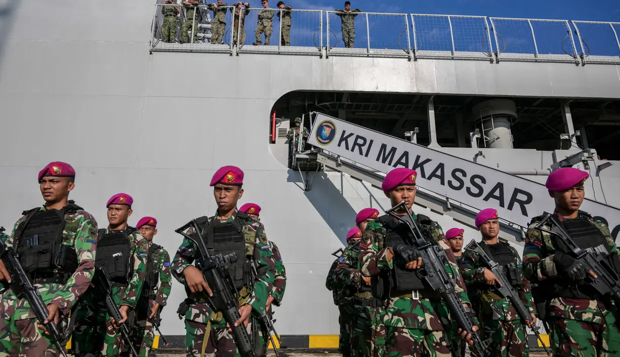 Sebuah kapal pendarat dok kelas Makassar (LPD), di Pelabuhan Tanjung Priok, Jakarta, pada 29 Agustus 2025, sebelum berlayar untuk operasi amfibi di Dabo Singkep, Kepulauan Riau. (BAY ISMOYO/AFP)