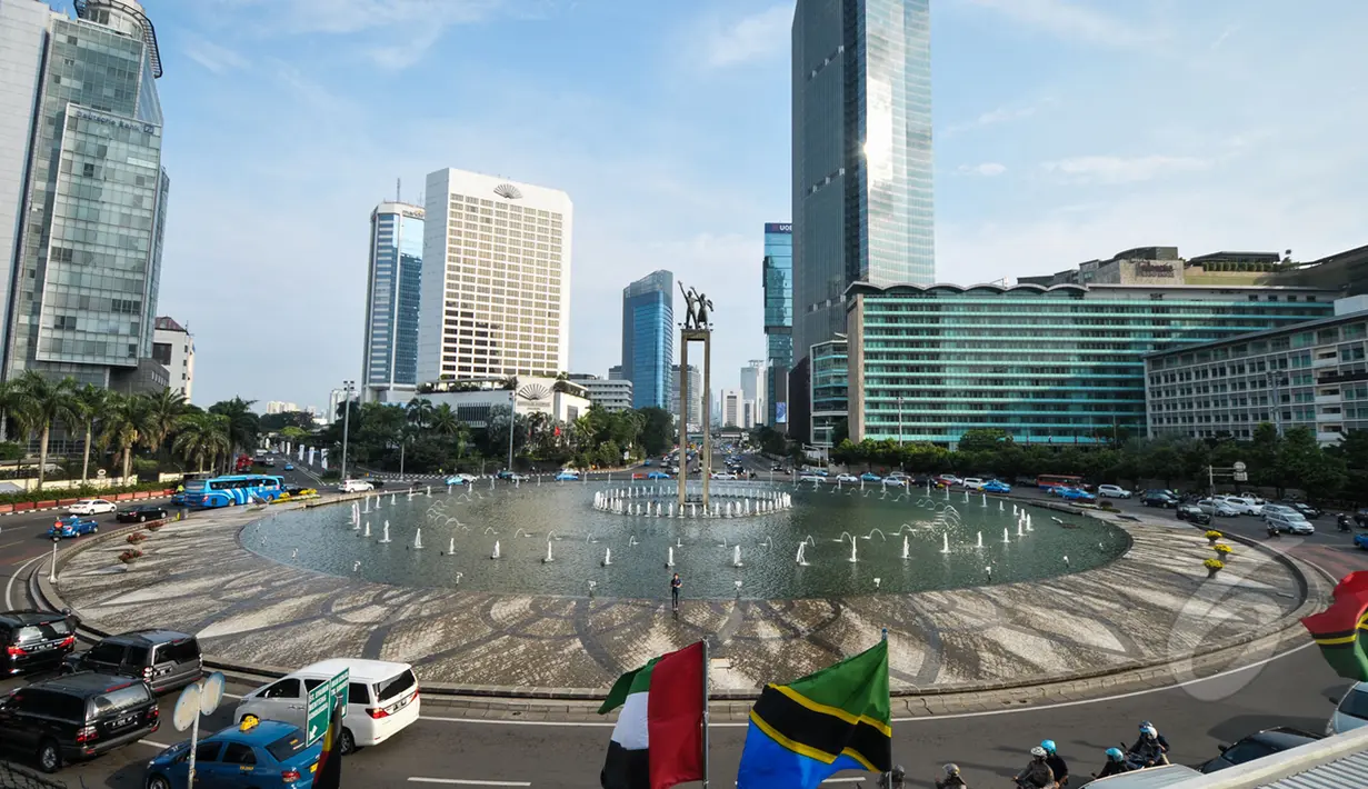 Suasana Bundaran HI Jakarta usai pengalihan arus lalu lintas terkait pertemuan para Kepala Negara pada KAA ke-60 di JCC, Rabu (22/4/2015). Pengalihan arus dilakukan pada 06.30-09.30 WIB, 17.00-18.30 WIB dan 19.00-22.00 WIB. (Liputan6.com/Faizal Fanani)