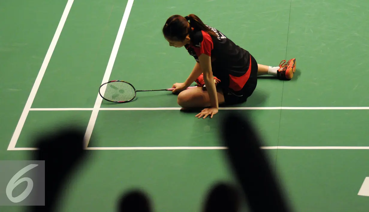 Ganda campuran Korea Selatan, Kim Ha Na terduduk saat laga melawan Tontowi Ahmad/Liliyana Natsir di Total BWF World Championships 2015 di Istora Senayan, Jakarta, Jumat (14/8/2015). Tontowi/Liliyana unggul 21-8. 21-15. (Liputan6.com/Helmi Fithriansyah)