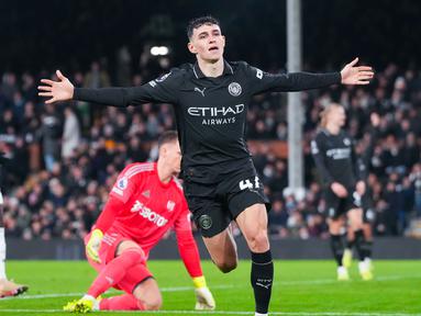 Pemain Manchester City, Phil Foden, melakukan selebrasi setelah mencetak gol ke gawang Fulham  dalam laga pekan ke-14 Premier League 2025/2026 yang berlangsung Rabu (3/11/2025) dini hari WIB di Craven Cottage. (Bradley Collyer/PA via AP)