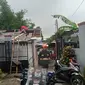 BPBD Kota Sukabumi saat membantu rumah warga terdampak angin puting beliung di Kota Sukabumi (Liputan6.com/Fira Syahrin)