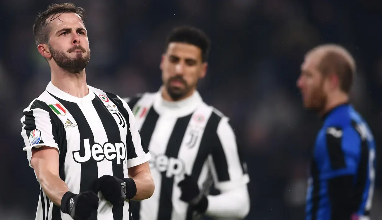 Gelandang Juventus, Miralem Pjanic merayakan gol dari titik penalti ke gawang Atalanta pada laga leg kedua semifinal Coppa Italia di Allianz Stadium, Rabu (28/2). Juventus memastikan diri lolos ke final setelah menang 1-0. (MARCO BERTORELLO/AFP)