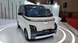 Wuling Air EV tampil menggemaskan di gelaran GJAW 2023. Mobil berkonfigurasi four-seater ini tersedia dalam dua varian, yaitu Standard Range dan Long Range. Varian Standard Range yang dibanderol seharga Rp243 juta mampu berjalan dari baterai penuh hingga 200 km. Sementara tipe Long Range yang dijual Rp299,5 memiliki jarak tempuh mencapai 300 km dan fitur-fitur tambahan. Air EV bisa menjadi kendaraan mobilitas harian karena menawarkan kepraktisan parkir, meliuk di perkotaan, hingga muatan yang besar.