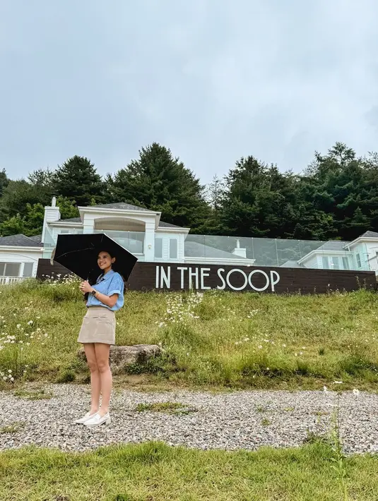 Lokasi syuting BTS In The Soop merupakan sebuah rumah danau pribadi bernama Lake 192 dengan pemandangan yang menakjubkan. Bangunan itu rupanya memenangkan penghargaan Korean Architecture. Melihat Audi ke sana, banyak penggemar BTS berkomentar ingin juga berkunjung ke sana. (Liputan6.com/IG/@audimarissa)