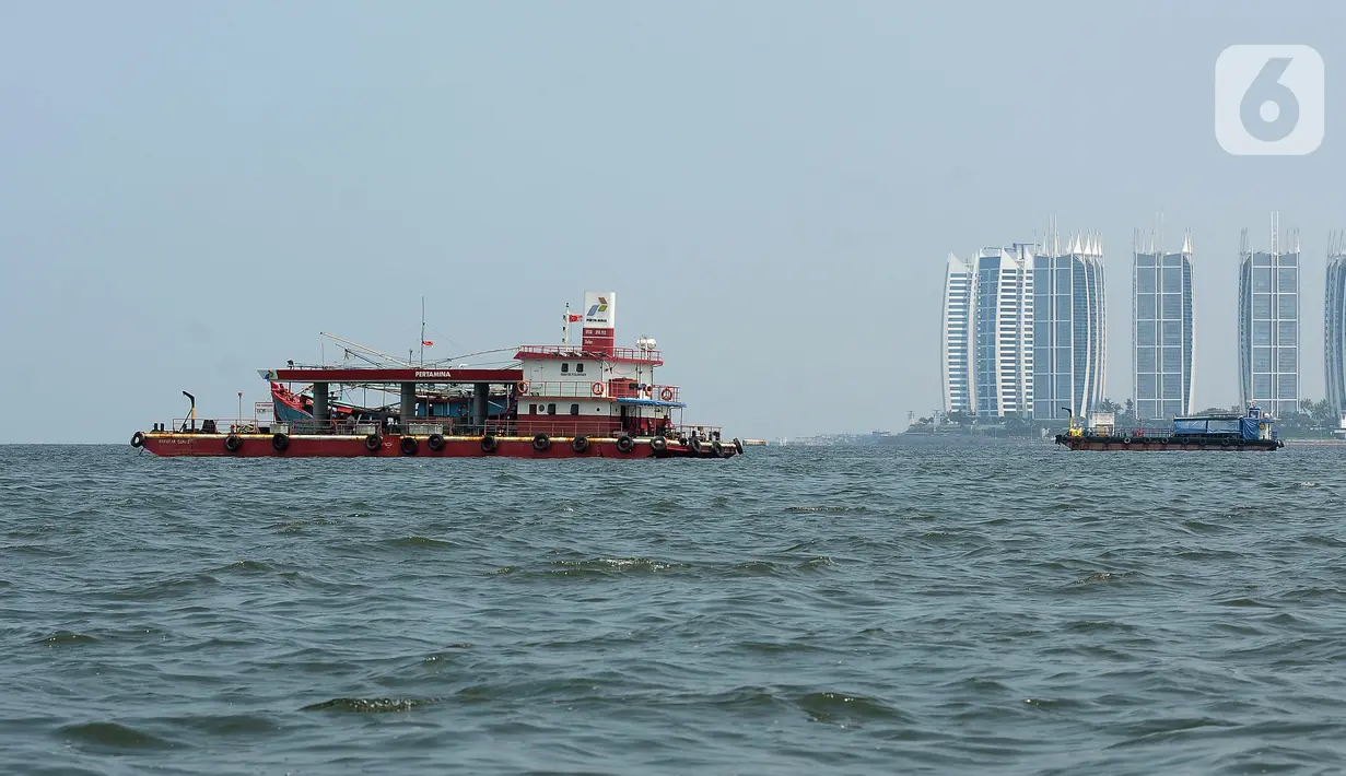 Pengelolaan SPBU Terapung kembali menyediakan bahan bakar minyak (BBM) bersubsidi jenis solar bagi nelayan perairan Kepulauan Seribu, Pramuka, dan Pulau Panggang serta para nelayan Muara Angke. (merdeka.com/Imam Buhori)