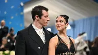 Perhiasan Dua Lipa Saat Menikah di London Disorot, Harganya Capai Rp 10,1 M