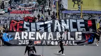 Aremania kembali turun ke jalan pada Minggu (20/11/2022). Mereka menuntun Tragedi Kanjuruhan 1 Oktober diusut tuntas. (Bola.com/Iwan Setiawan)