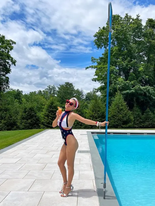 Thalia tampil begitu memesona, ia menyempurnakan penampilannya dengan mengenakan high heels. (Foto: instagram.com/thalia)