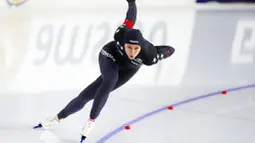 Atlet asal Amerika Serikat, Brittany Bowe, saat beraksi pada nomor 500 m putri di Kejuaraan Dunia Speed Skating di Thialf ice arena, Heerenveen, Belanda, Minggu (24/1/2021). (AP/Peter Dejong)