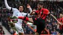 <p>Bek kanan Liverpool, Trent Alexander-Arnold (66) berebut bola dengan bek tengah Bournemouth, Marcos Senesi dalam lanjutan Premier League 2022/2023 di Vitality Stadium, Sabtu (11/3/2023) malam WIB. (AFP/Steve Bardens)</p>