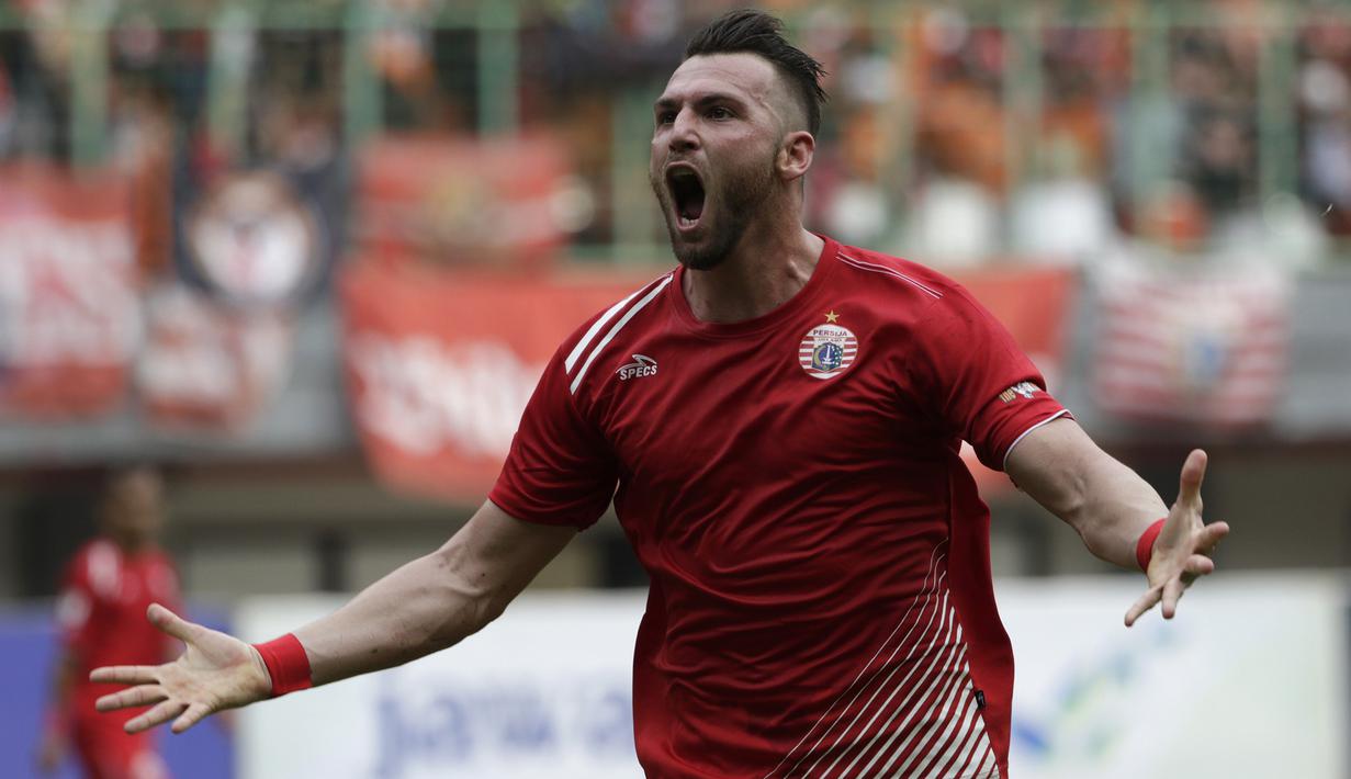 Striker Persija Jakarta, Marko Simic, merayakan gol yang dicetaknya ke gawang 757 Kepri Jaya pada laga Piala Indonesia di Stadion Patriot Bekasi, Jawa Barat, Rabu (23/1). Persija menang 8-2 atas Kepri. (Bola.com/Yoppy Renato)