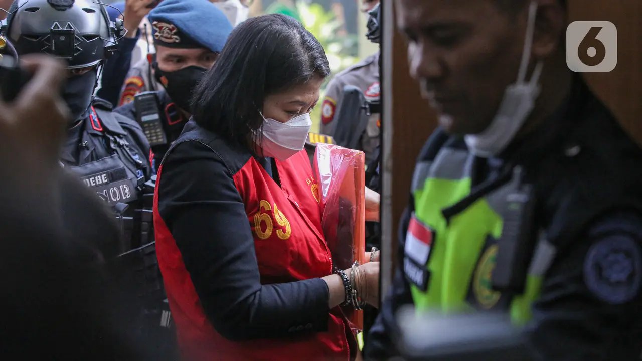 Ferdy Sambo Peluk Putri Candrawathi di Ruang Sidang
