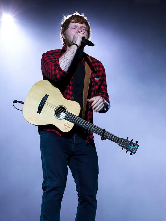 Aksi panggung Ed Sheeran saat menghibur penonton di Festival Glastonbury di Worthy Farm, di Somerset, Inggris (25/6). Selain Ed Sheeran, Glastonbury tahun ini juga menghadirkan Katy Perry, Foo Fighters hingga Radiohead.(Photo by Grant Pollard/Invision/AP)