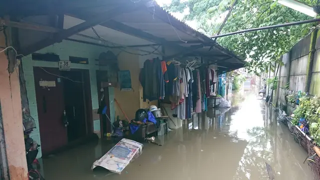 Banjir merendam permukiman warga di kavling Buaran Jaya, Harapan Mulya, Medansatria, Kota Bekasi, Jawa Barat.
