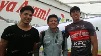 Pebalap Manor Racing asal Indonesia, Rio Haryanto, berjumpa dengan pebalap GP2 Indonesia, Philo Paz Armand (kiri) dan Sean Gelael di paddock Pertamina Campos Racing saat GP Spanyol di Sirkuit Catalunya, Spanyol, Sabtu (14/5/2016). (Bola.com/Reza Khomaini)