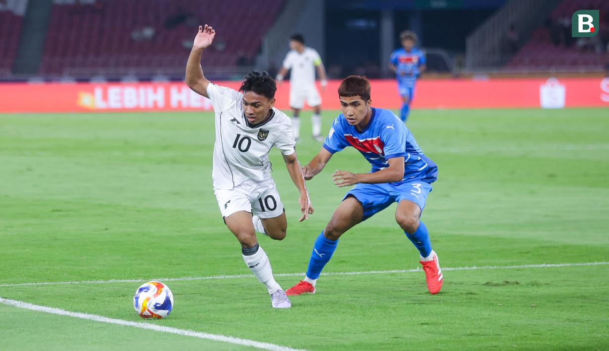 Tiga poin dari Filipina membuat Arkhan Fikri dan kawan-kawan memimpin Grup A dengan torehan sempurna: dua laga dan dua kemenangan. (Bola.com/M Iqbal Ichsan)