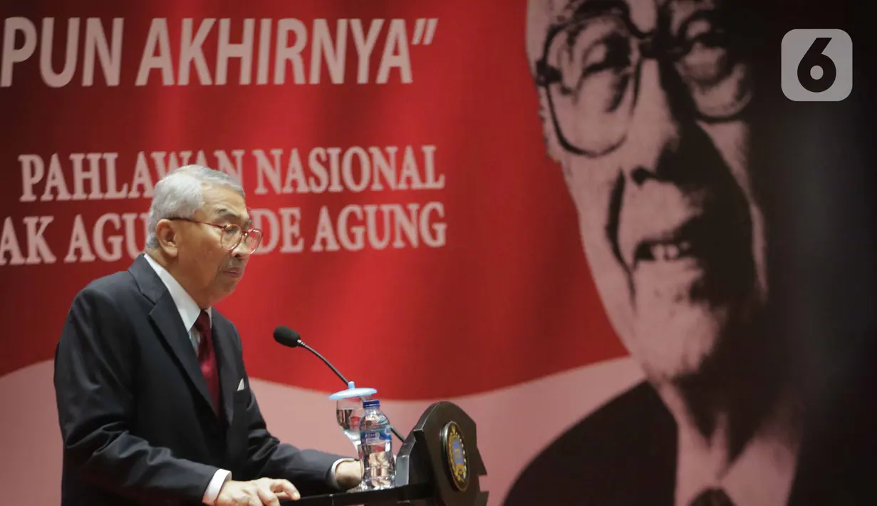 Pembina Yayasan Sekar Manggis Anak Agung Gde Agung menyampaikan sambutan saat penyerahan penghargaan Anugerah Dr Ide Anak Agung Gde Agung kepada Wakil Presiden ke-10 dan ke-12 RI Jusuf Kalla di Kantor Kementerian Luar Negeri, Jakarta, Kamis (23/1/2020). (Liputan6.com/Faizal Fanani)