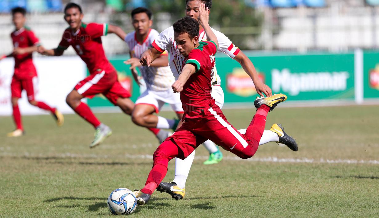 Pemain Timnas Indonesia U-19, Egy Maulana Vikri, melepaskan tendangan saat pertandingan melawan Brunei Darussalam pada laga Piala AFF U-18 di Stadion Thuwunna, Rabu (13/9/2017). Indonesia menang 8-0 atas Brunei Darussalam. (Liputan6.com/Yoppy Renato)