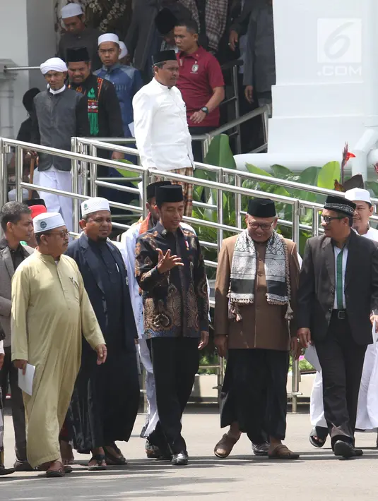 Presiden Joko Widodo (tengah) berdialog dengan ulama asal Provinsi Aceh usai pertemuan di Istana Negara, Jakarta, Selasa (5/3/2019). Dalam pertemuan, Jokowi turut didampingi Menteri Agama Lukman Hakim Saifuddin. (Liputan6.com/Angga Yuniar)