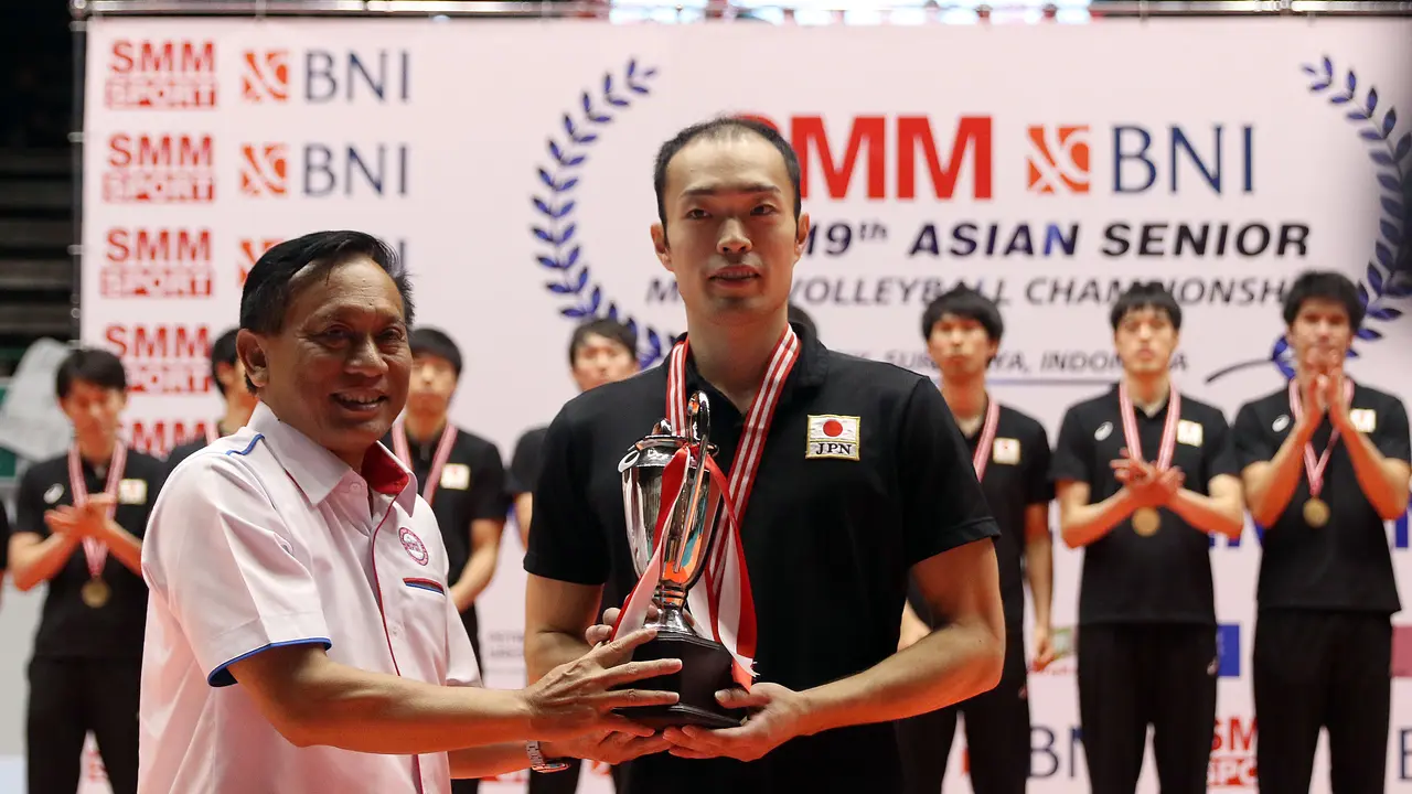 Ketua PBVSI, Imam Sudjarwo (kiri), menyerahkan piala kepada kapten Timnas Voli Jepang, Hideomi Fukatsu, usai mengalahkan Kazakhstan pada final KejuaraanVoli Asia 2017 di GOR Tri Dharma, Gresik, Selasa (1/8/2017). Jepangunggul 3-1. 
