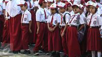 Seorang siswi menguap ketika upacara pada hari pertama sekolah di SDN Pasar Baru 05, Jakarta, Senin (18/7). Usai libur Idul Fitri, para siswa kembali beraktivitas mengikuti pelajaran di sekolah untuk tahun ajaran 2015-2016. (Liputan6.com/Faizal Fanani)