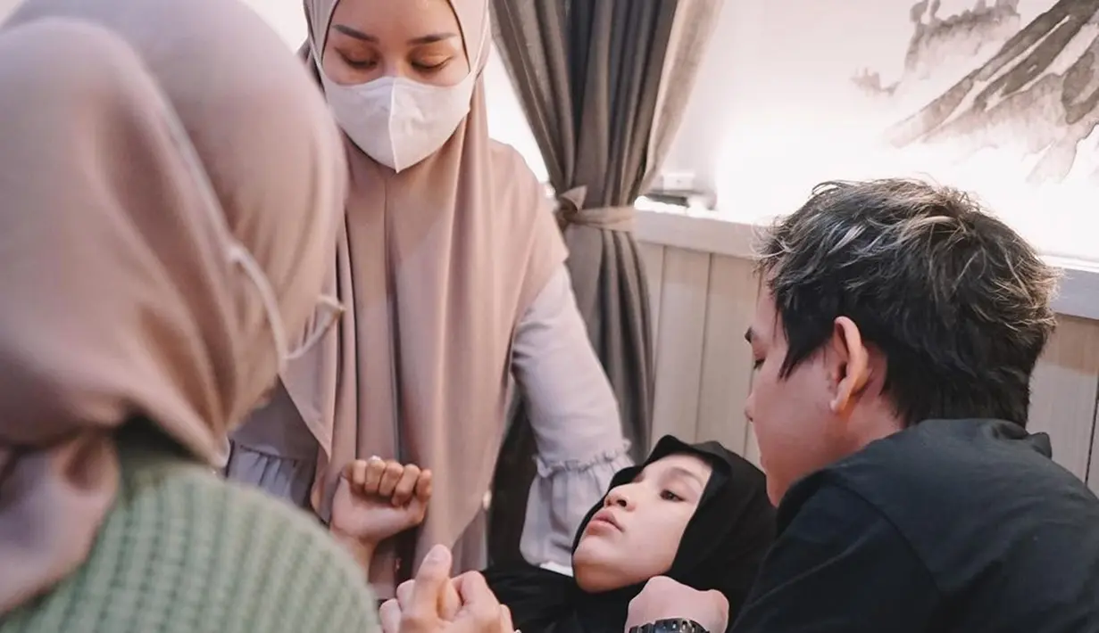 Tak hanya suami dan keluarga, instruktur prenatal yoga juga turut mendampingi Asri saat persalinan. Seperti diketahui, awal kehamilan Asri memang sudah berniat dan ingin melahirkan secara normal, sehingga ia rutin melakukan yoga yang tentunya didampingi oleh instrukturnya. Rutin melakukan yoga memang memberikan pengaruh besar dalam proses persalinan normal. (Liputan6.com/IG/@asrikasura)