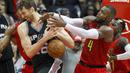 Pemain Atlanta Hawks, Paul Millsap (4) berebut bola dengan pemain Spurs, Pau Gasol (16) pada lanjutan NBA basketball game di Philips Arena, (01/01/2017). Atlanta menang 114-112. (Reuters/Brett Davis-USA TODAY Sports)