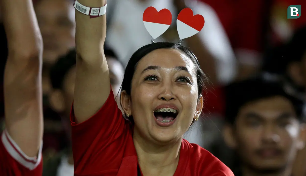 Seorang suporter wanita memberikan dukungan kepada Timnas Indonesia U-23 saat melawan Turkmenistan pada Kualifikasi Piala Asia U-23 2024 di Stadion Manahan, Solo, Selasa (12/09/2023). (Bola.com/Areif Bagus)