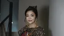 Istri Menteri Olahraga dan Pemuda, Niena Kirana mengenakan kebaya hitam keemasan dari Svarna by Ikat Indonesia dipadukan dengan tenun NTT untuk selendang dan bawahannya. Lengkap dengan aksesori. [Instagram/@ade_ragil_hairdo]