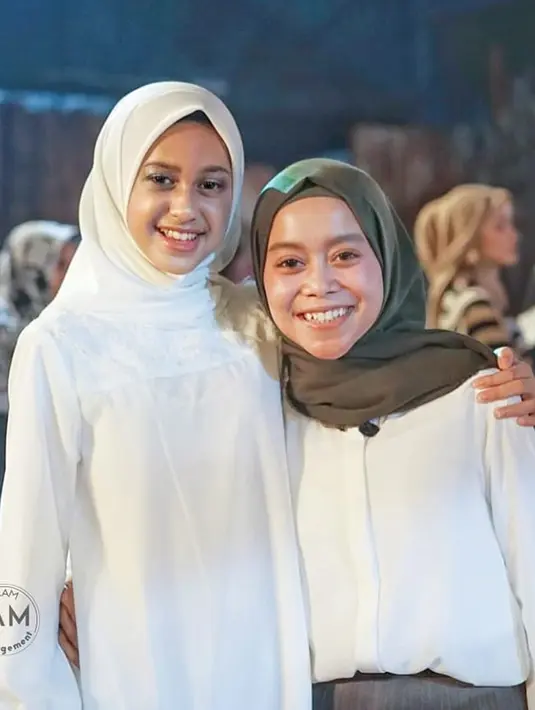 Kali ini Asila Maia kompak berfoto dengan sahabatnya, Lesti Kejora yang sama-sama mengenakan busana putih. Pelantun lagi Angkat Tangan itu terlihat lebih anggun mengenakan hijab simple.(Liputan6.com/IG/@therealasilamaisa)
