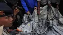 Serpihan yang diduga milik pesawat AirAsia QZ8501 berupa tangga darurat berwarna perak yang telah kempis, Pangkalan Bun, Kalteng, Kamis (1/1/2015). (Liputan6.com/Herman Zakharia)