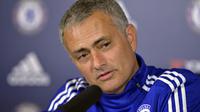 DIHUKUM - Jose Mourinho terancam hukuman sanksi lima laga dari FA. (Reuters / Adam Holt)
