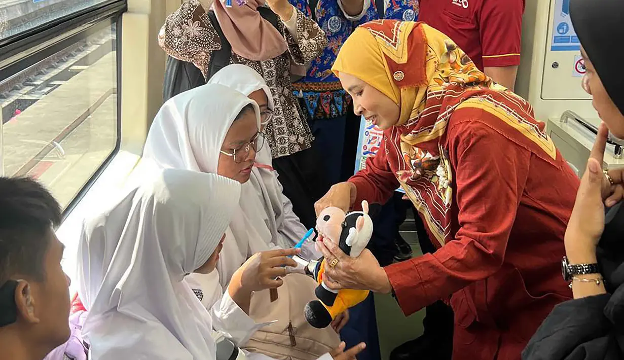 Sebanyak 50 murid penyandang disabilitas mengikuti edukasi kesehatan gigi dan praktik menyikat gigi di LRT Jabodebek rute Stasiun Halim–Stasiun Jatimulya, Selasa (28/7/2026). (Istimewa)