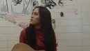 Penyanyi pendatang baru ini mempunyai suara yang khas, dan ia kerap mengcover beberapa lagu dengan versinya sendiri dan bergenre acoustic. (via instagram@sherylsheinafia/Bintang.com)