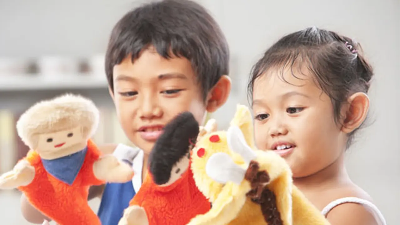 Anak bermain boneka (Ilustrasi)