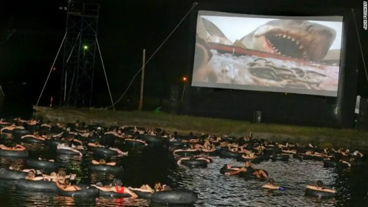 Sensasi Unik Nonton Film Hiu di Kolam