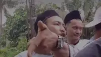 Pria berinisial A yang membawa golok saat membubarkan ibadah GKPI di Rajeg, Tangerang, menyampaikan permohonan maaf usai videonya viral. Saat mediasi, ia mengungkapkan: "Saya meminta maaf kepada pihak-pihak terkait. Apabila membuat resah, membuat takut. Jadi mohon dimaafkan."

Kedua belah pihak s...
